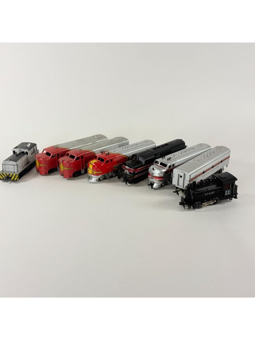HO Locomotives Lot of 8 Santa Fe Burlington Rock Island & Others Parts As Is - Picture 7 of 10
